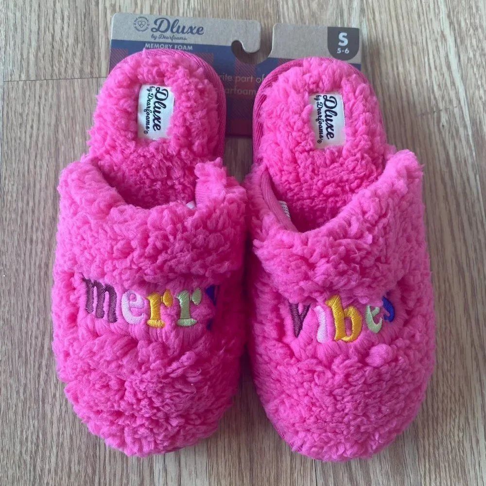 Deluxe by Dearfoams Merry Vibes Pink Slippers